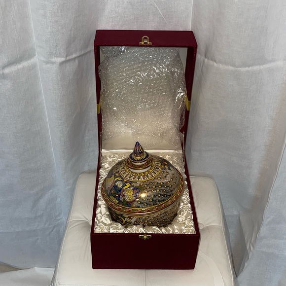 Beautiful Pottery Gold-Tone Patterned Asian Antique Bowl with lid